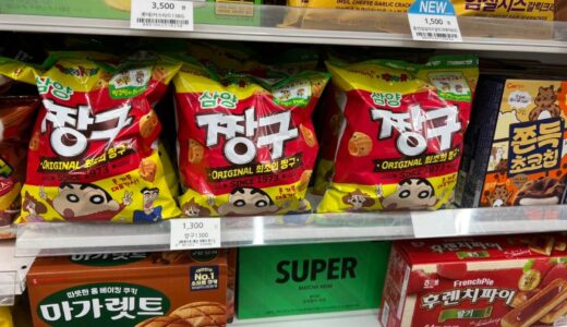 韓国で大人気のクレヨンしんちゃん(짱구)のシール付きお菓子！！